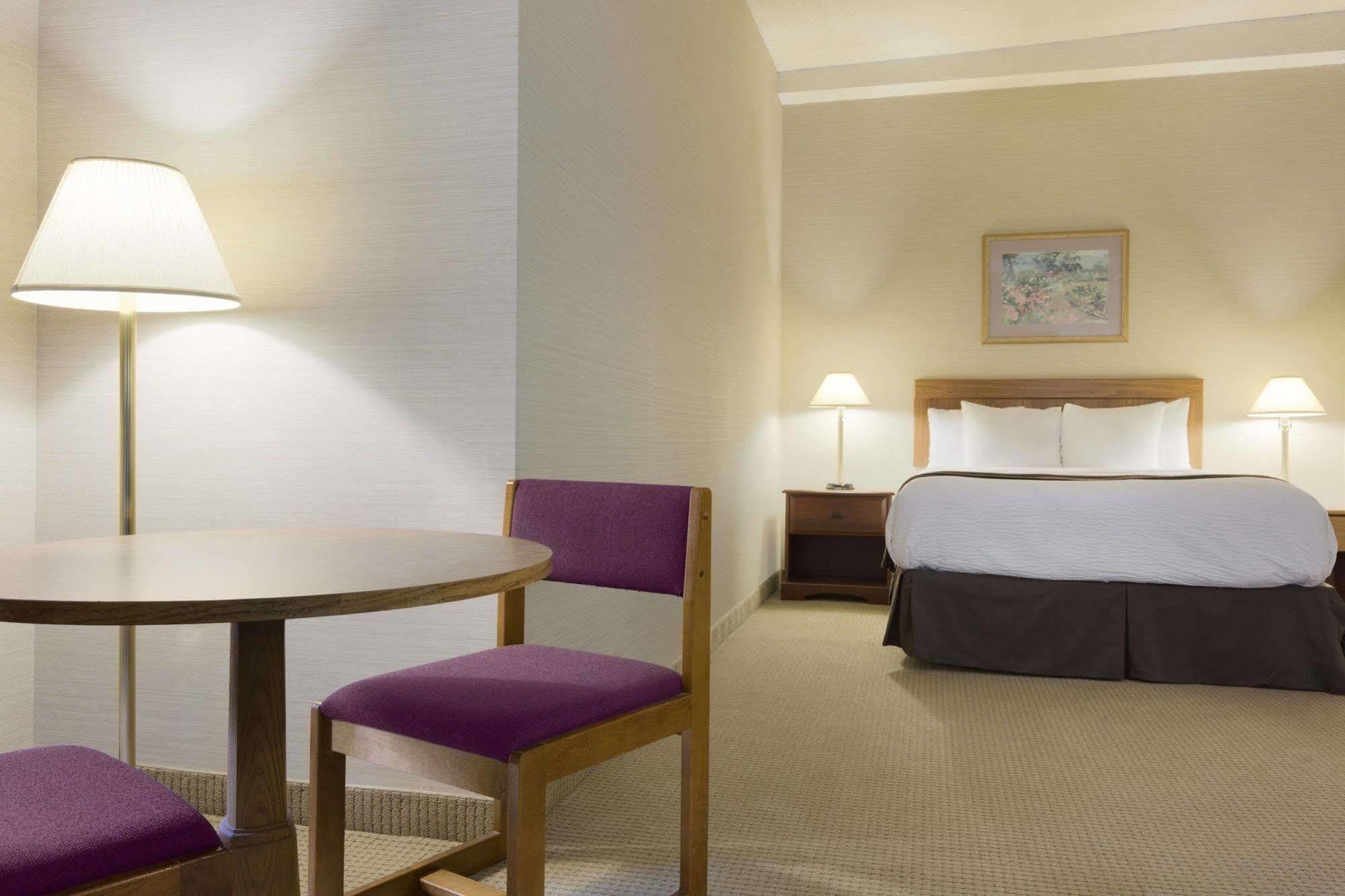 Days Inn By Wyndham Toronto East Beaches 외부 사진