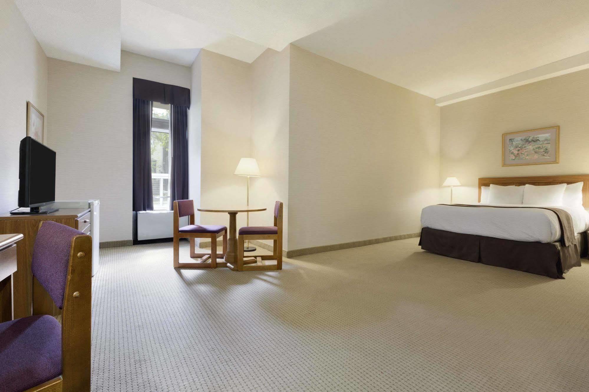 Days Inn By Wyndham Toronto East Beaches 외부 사진
