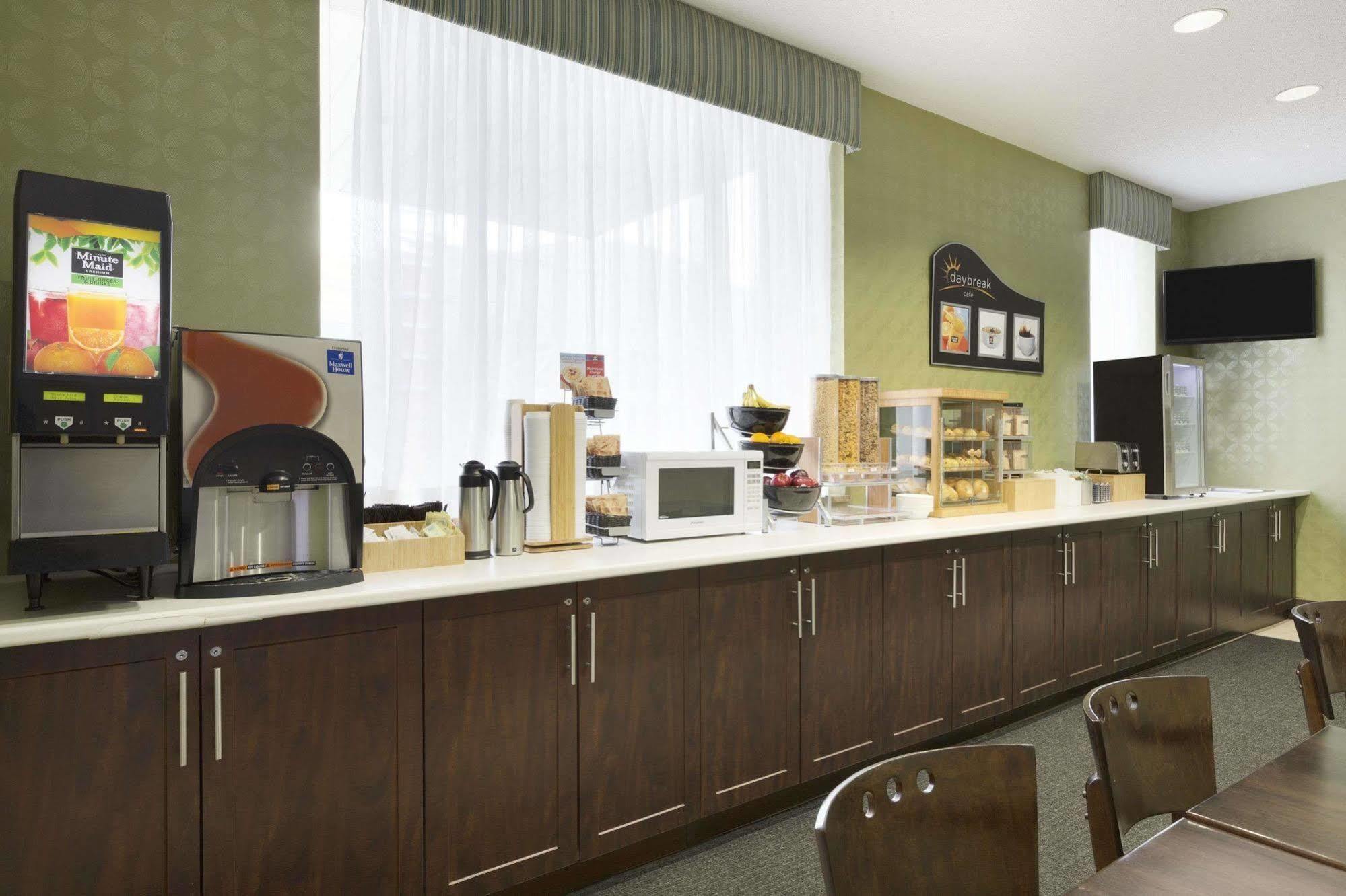 Days Inn By Wyndham Toronto East Beaches 외부 사진